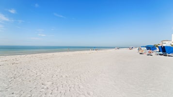 在海灘附近、沙灘巾