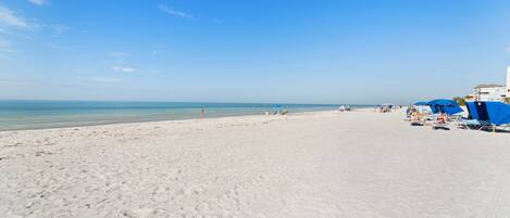 Plage à proximité, chaises longues, serviettes de plage