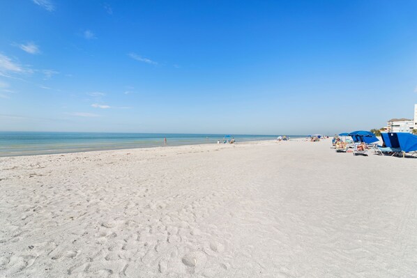 بالقرب من الشاطئ