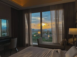 3 عدّة غرف نوم وخزنة داخل الغرفة ومكتب ومكواة/لوح كي