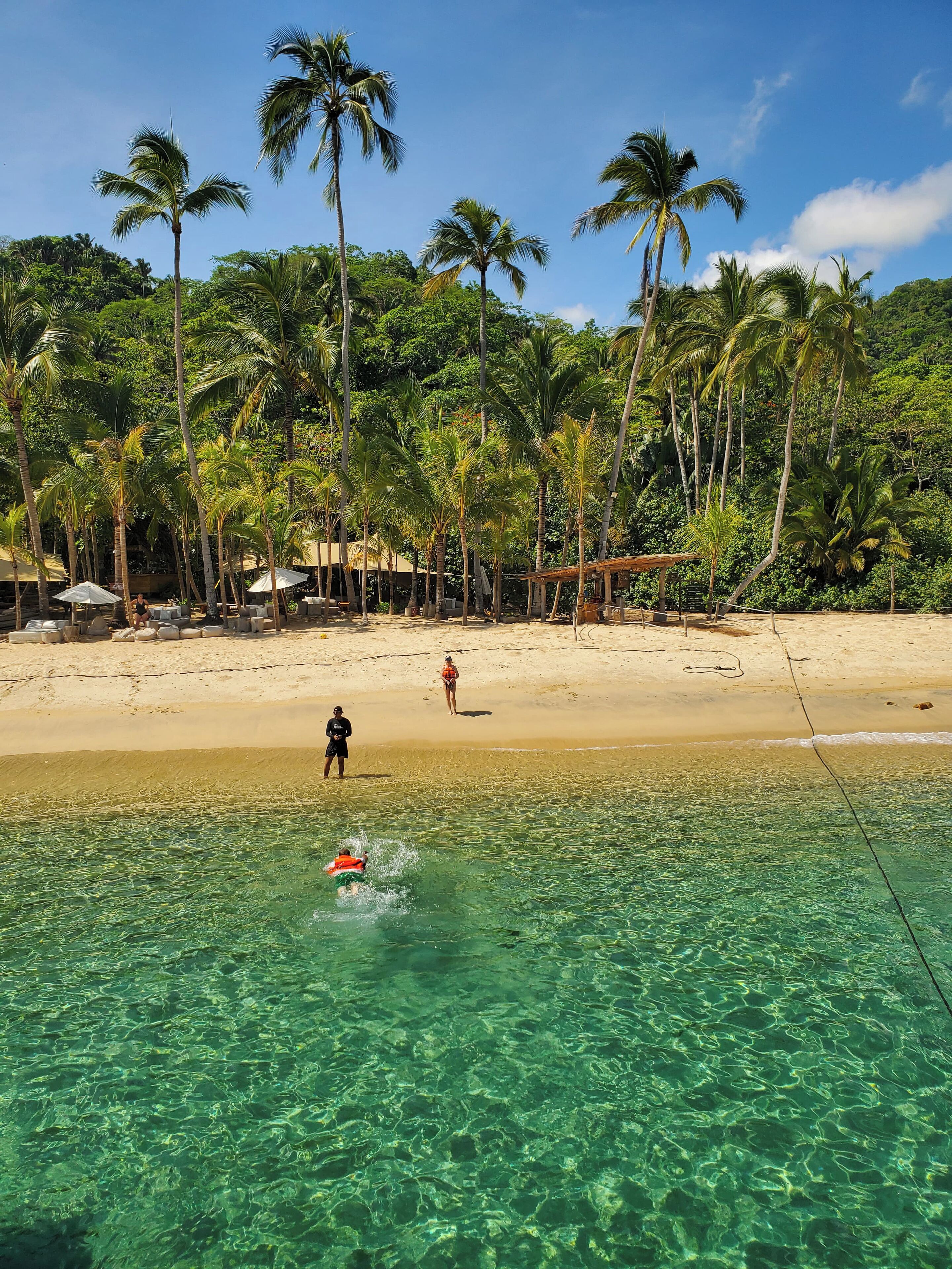 Beach nearby, sun-loungers, beach towels