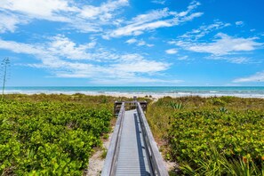Beach nearby - Luxurious Penthouse W/ Direct Ocean Front  Balcony, Heated Pool & Hot Tub!  🌊 (Cape Canaveral)