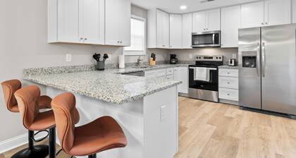 The Aspen ~ New, Trendy 3 Bed Near The Action