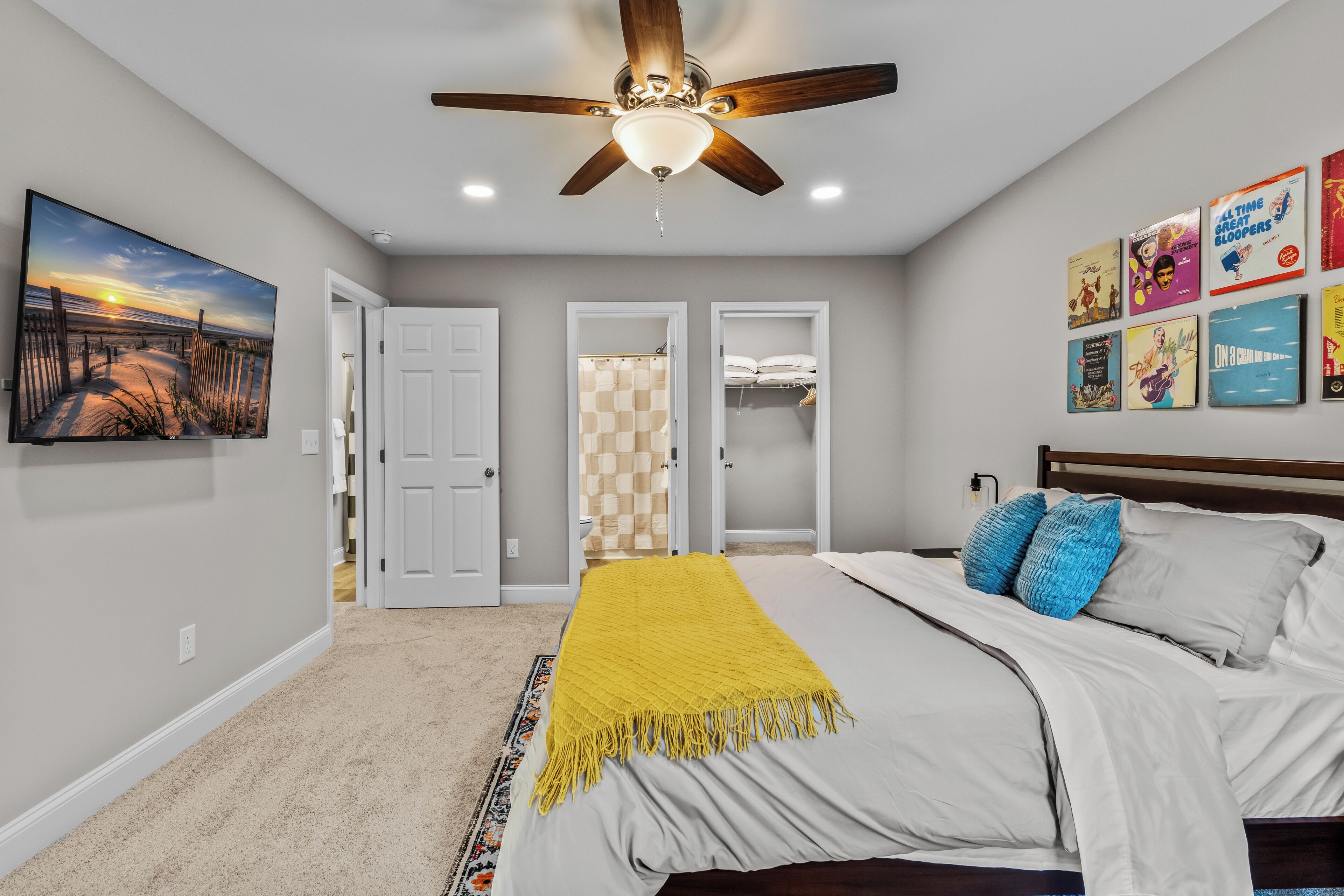 3 habitaciones, escritorio y tabla de planchar con plancha 