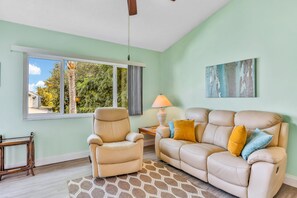 Smart TV - Family‑Friendly Beach Condo W/ a Pool & Private Balcony Just a Short Walk to the Shore!🌴 (Cape Canaveral)