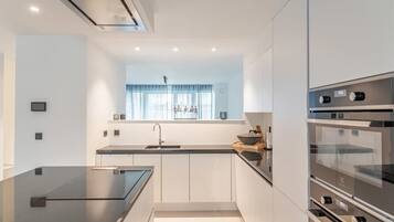 Een koelkast, een microgolfoven, een oven, een kookplaat