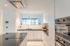 Fridge, microwave, oven, stovetop - Modern & Spacious House (Kortrijk)