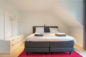 3 bedrooms, desk, iron/ironing board, WiFi