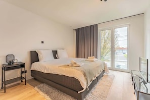 5 bedrooms, desk, iron/ironing board, WiFi
