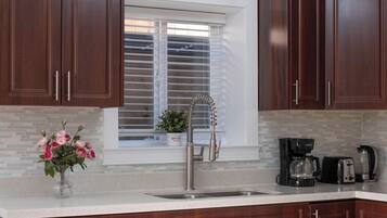 Kylskåp, mikrovågsugn, ugn och spishäll