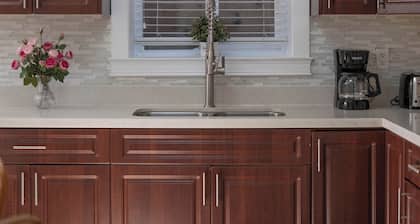 Cozy 2B Suite in Great Location Near Trails & Shop