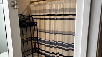 Serviettes fournies, papier toilette