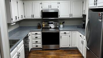 Micro-ondes, four, plaque de cuisson, lave-vaisselle