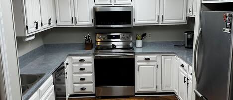 Microondas, horno, parrilla de estufa y lavavajillas