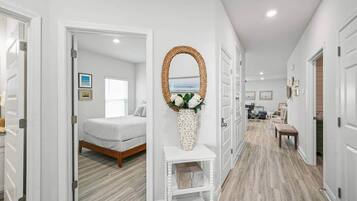 4 habitaciones, tabla de planchar con plancha, wifi y ropa de cama