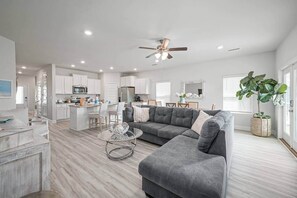 テレビ、DVD プレーヤー