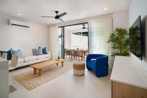 TV - NEW villa with plunge pool, 3 mins to beach - Sorrento 10 (2 bed) (Lower Carlton)