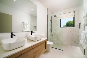 Shower, hair dryer, towels - NEW villa with plunge pool, 3 mins to beach - Sorrento 10 (2 bed) (Lower Carlton)