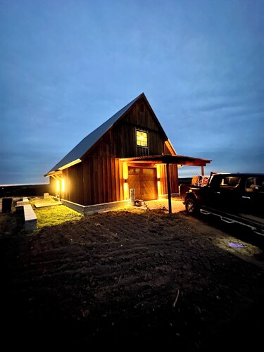 Party Barn w/ 2 loft style BRs. Wide open spaces, Fireplace, large deck. Views!