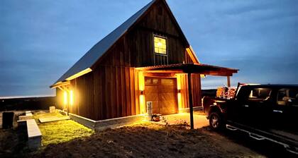 Party Barn w/ 2 loft style BRs. Wide open spaces, Fireplace, large deck. Views!