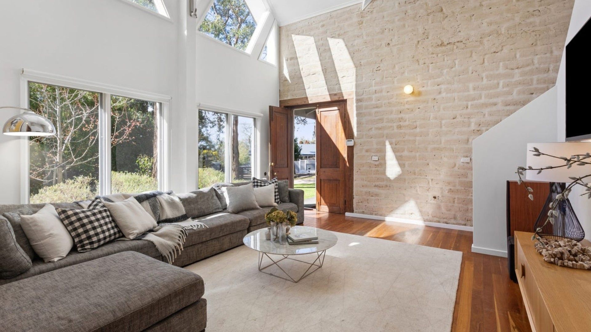 Smart-tv, boeken, een stereo en een kantoor