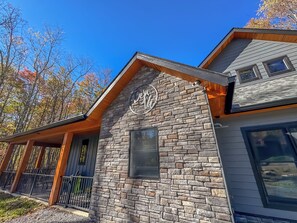 Exterior detail - Luxury + Close to slopes + Golf Side (McHenry)