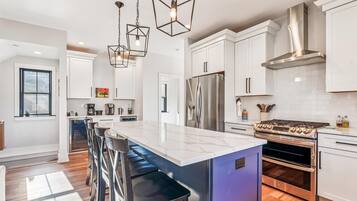 ثلاجة، ميكروويف، فرن، موقد طهي مسطح