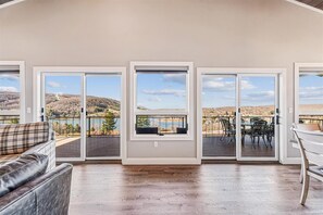Interior - THE VIEW! Hot Tub + Fire Pit + Private (McHenry)