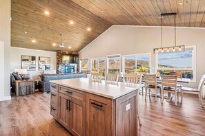 Interior - THE VIEW! Hot Tub + Fire Pit + Private (McHenry)