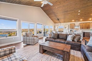 Smart TV, fireplace, table football - THE VIEW! Hot Tub + Fire Pit + Private (McHenry)