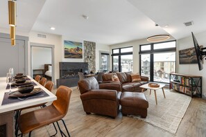 Smart TV, chimenea, videojuegos y libros 
