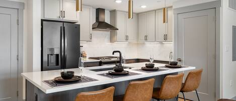 Réfrigérateur, micro-ondes, four, plaque de cuisson