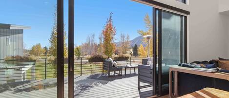 Smart-TV, peis, bøker og kontorer