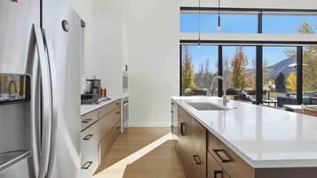 雪櫃、微波爐、焗爐、爐具