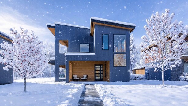 Ein modernes, zweistöckiges Haus mit einem Steinweg, der zum Eingang führt, umgeben von schneebedeckten Bäumen.