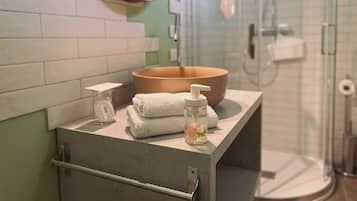 Apartamento estándar | Baño | Ducha, artículos de higiene personal gratuitos y secador de pelo