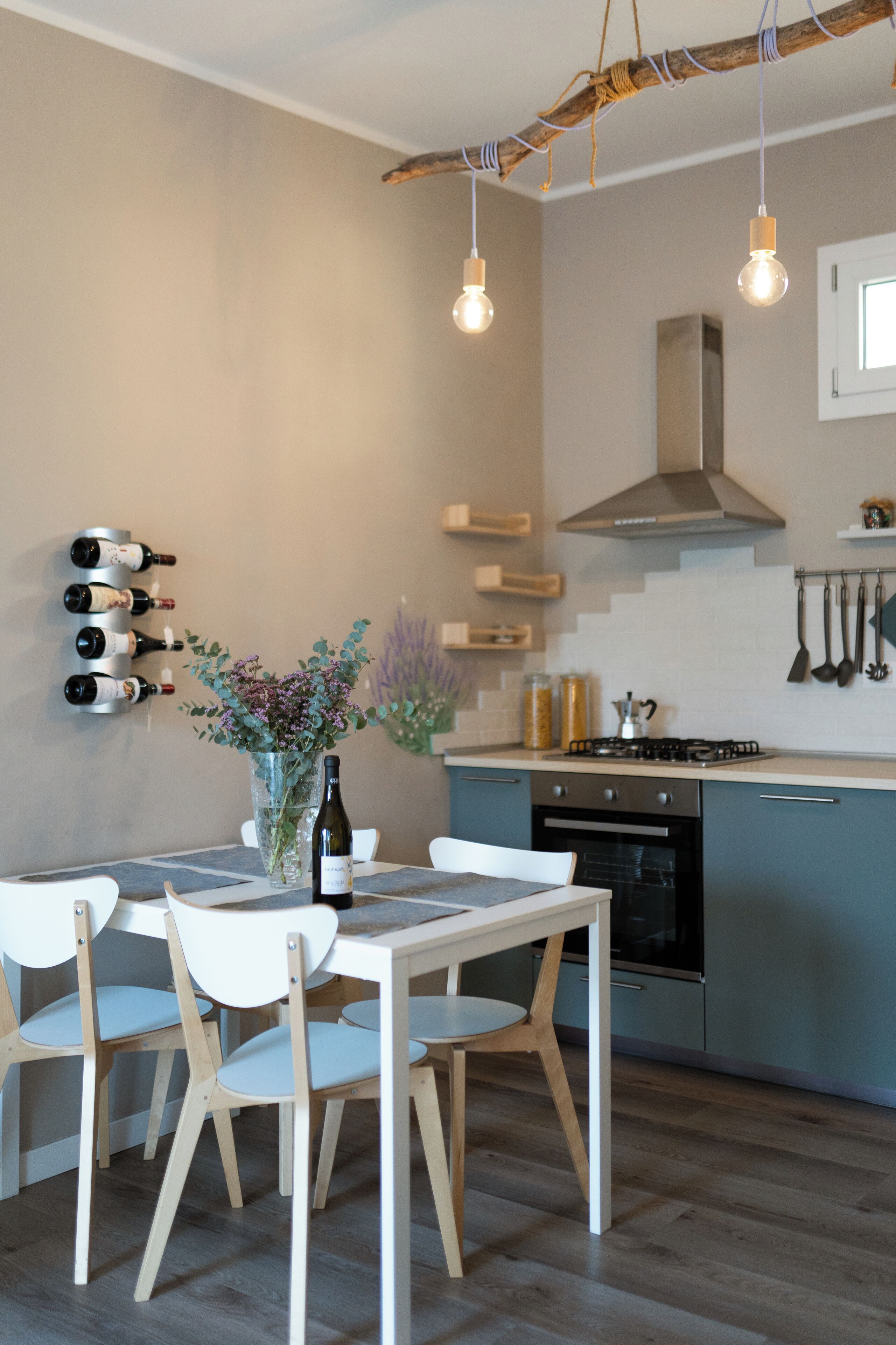 Standaard appartement | Woonruimte | Een 50-inch smart-tv met kabelzenders