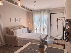 Appartamento Standard | Area soggiorno | Smart TV 50 pollici con canali via cavo
