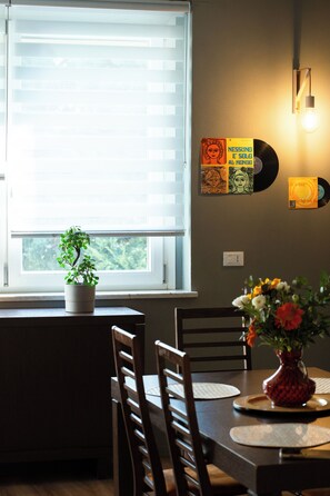 スーペリア アパートメント | リビング エリア | 50 インチのスマートテレビ (ケーブル放送視聴可)