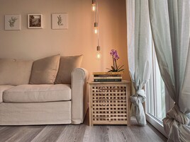 Appartamento Standard | Area soggiorno | Smart TV 50 pollici con canali via cavo