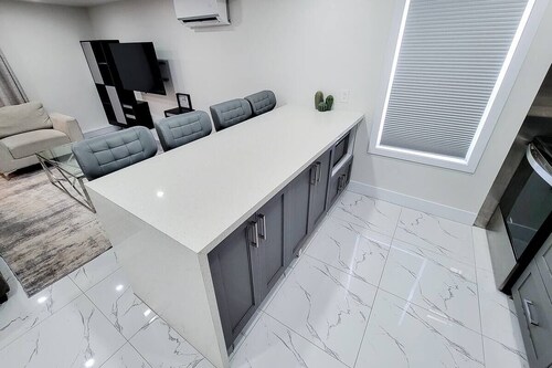 Stylish fun spacious place 10 min to Niagara Falls