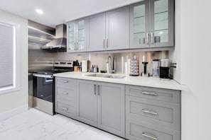 Frigorifero, microonde, forno, piano cottura