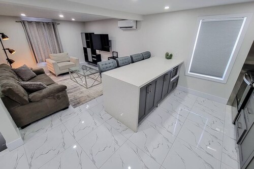 Stylish fun spacious place 10 min to Niagara Falls