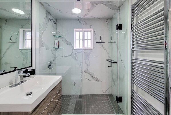 Shower, hair dryer, towels, soap - Stylish fun spacious place 10 min to Niagara Falls (Niagara Falls)