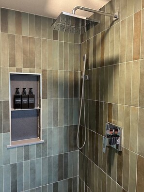 Een douche, een haardroger, handdoeken, zeep