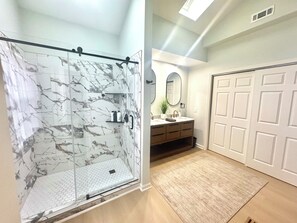 Shower, hair dryer, towels, soap - Charming Cary Ranch Home-3 RM-1 King & 2 Queen Beds with yard & walk paths (Cary)