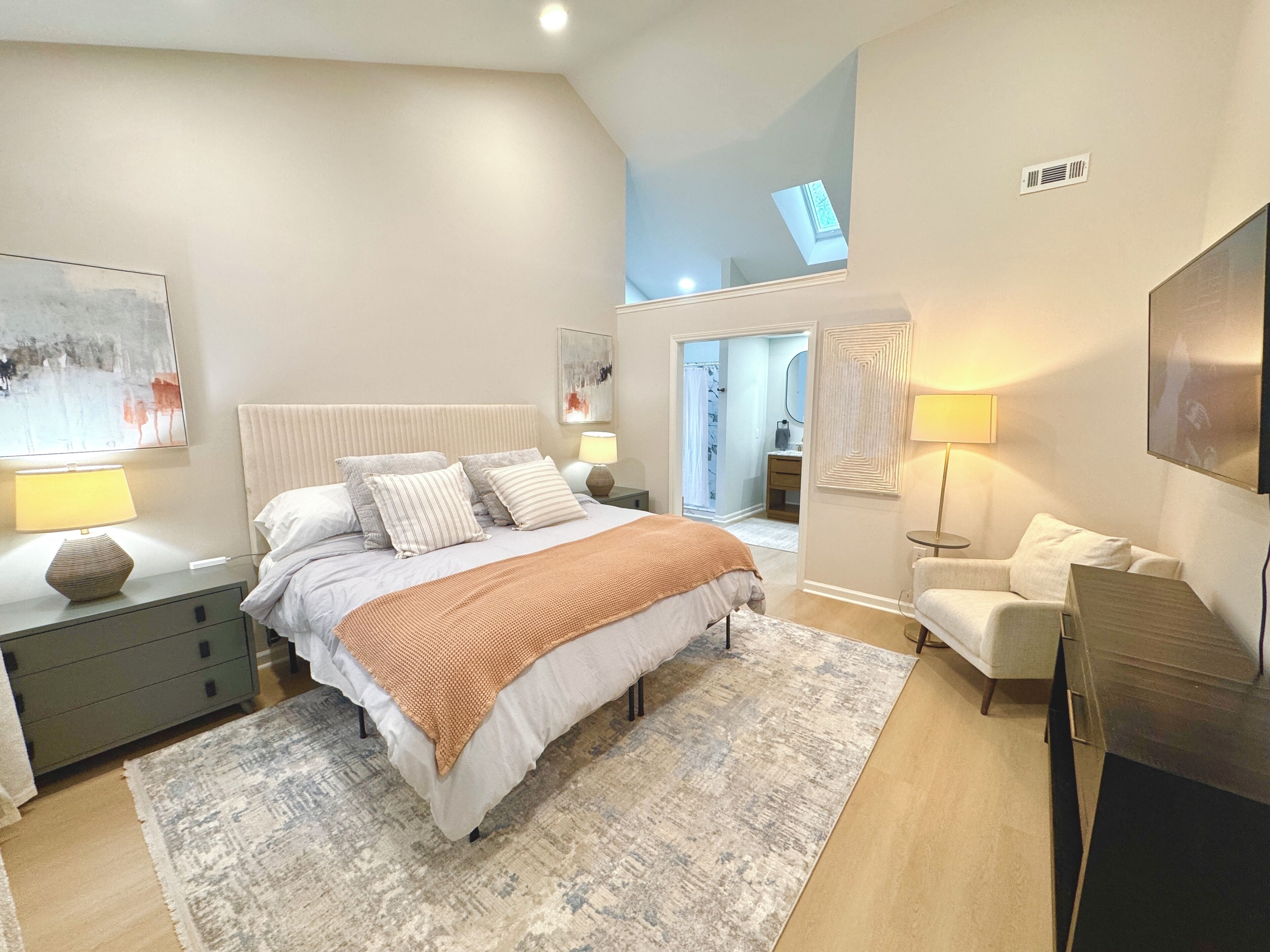 3 bedrooms, desk, iron/ironing board, travel crib