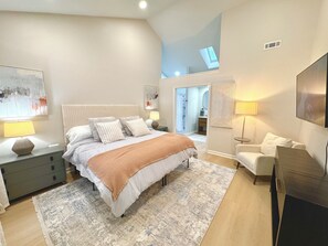 3 bedrooms, desk, iron/ironing board, travel cot - Charming Cary Home-3 Rooms-1 King & 2 Queen Beds with yard & walk paths (Cary)