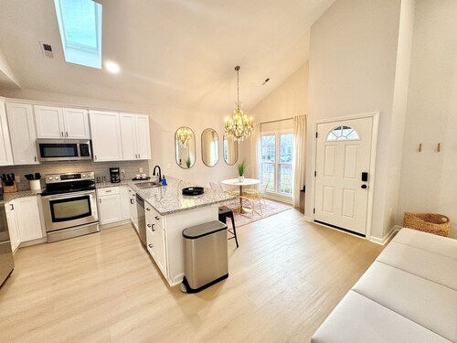 Charming Cary Home-3 Rooms-1 King & 2 Queen Beds with yard & walk paths