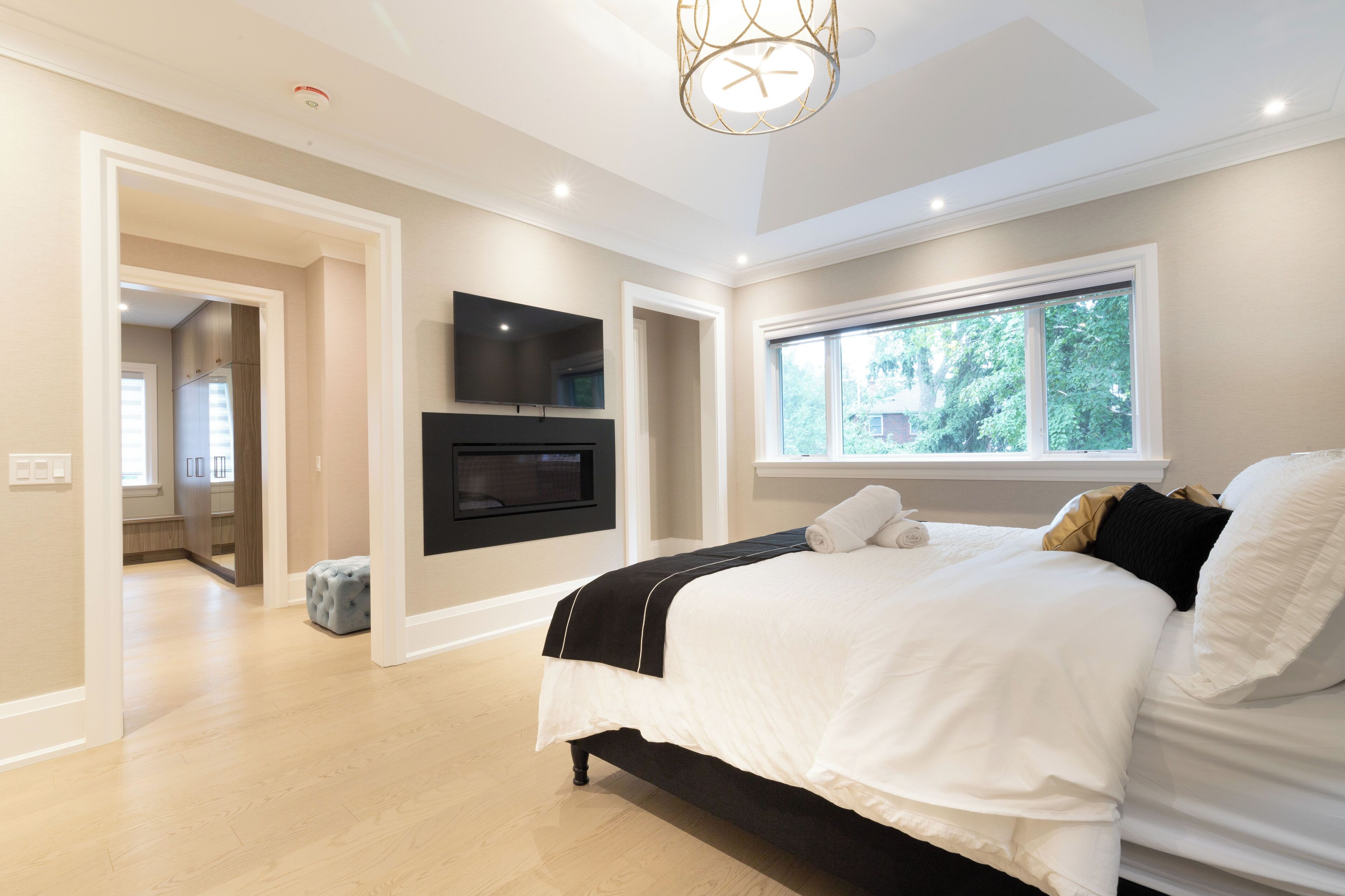 4 bedrooms, iron/ironing board, internet, bed sheets